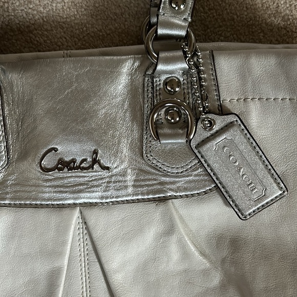 Coach cream, colored leather bag, gorgeous beautiful pink inside lining - Picture 2 of 3